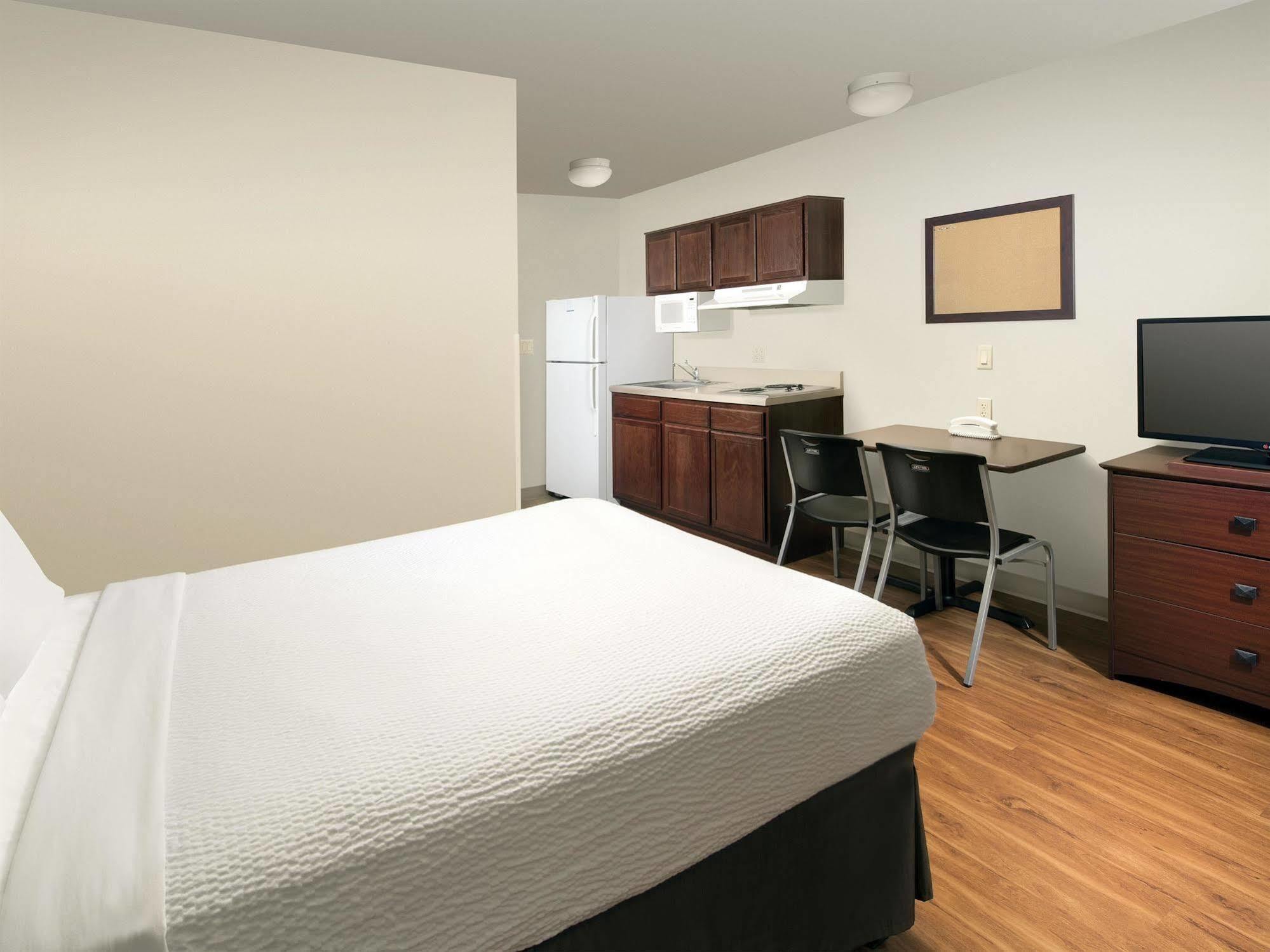 Woodspring Suites Topeka Exterior foto